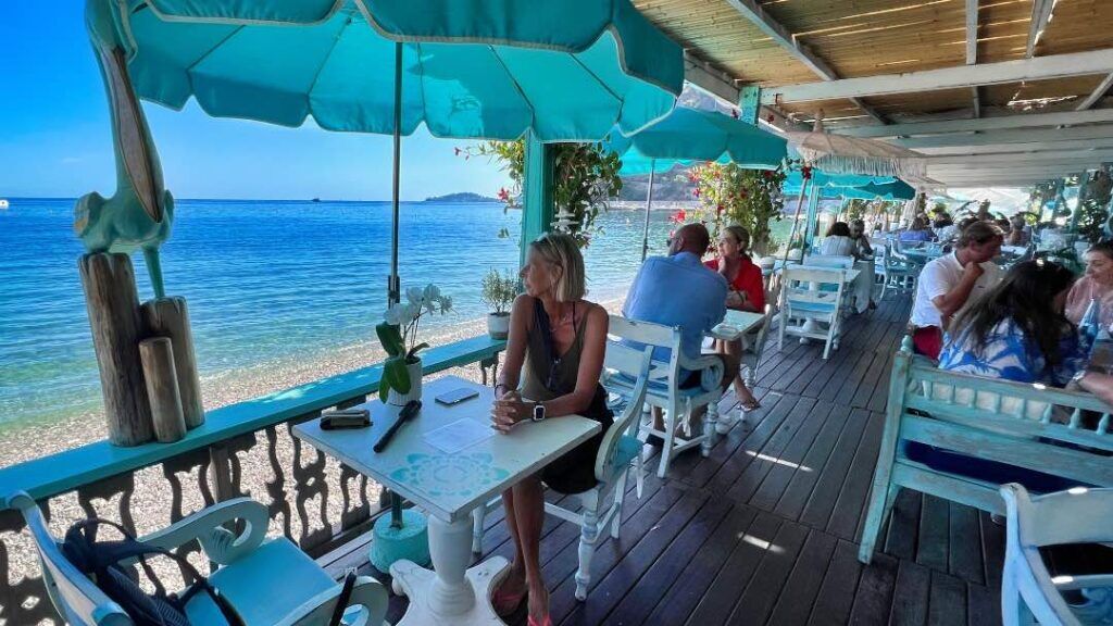 Anjuna restaurant sur la plage d'Èze