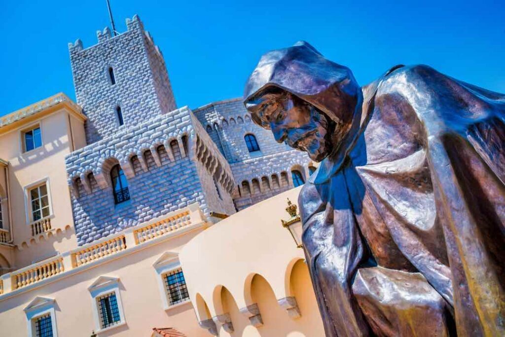 Statue af Francesco Grimaldi foran det fyrstelige palads i Monaco på Côte d'Azur