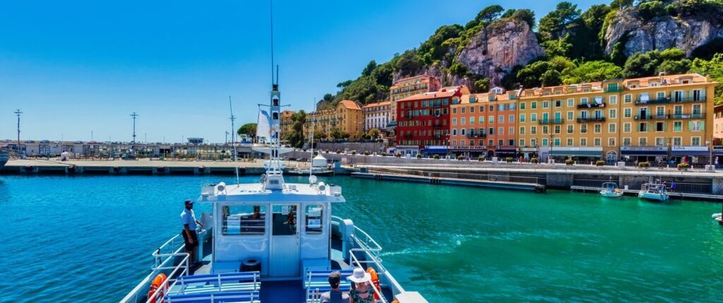 La balade en bateau de Nice à Villefranche commence de la plus belle des manières dans le port de Lympia