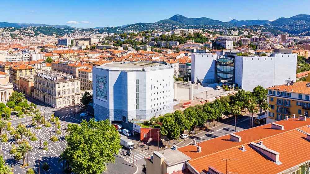 Nationalteatret og museet for moderne kunst MAMAC forbundet med Promenade des Art