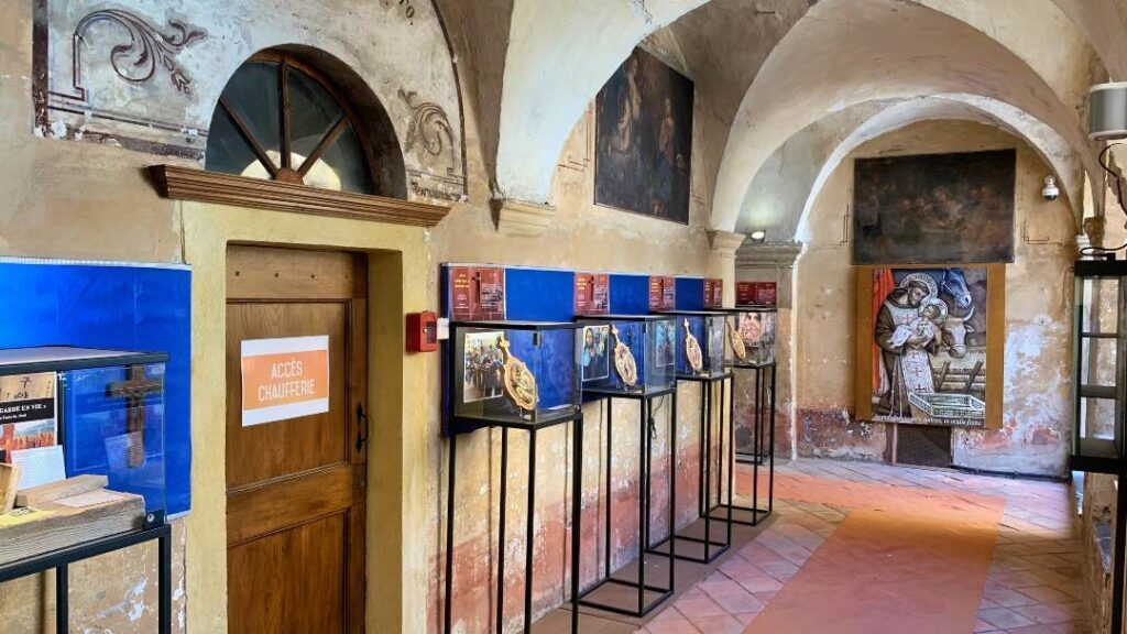 Le musée franciscain avec ses vitrines le long du cloître