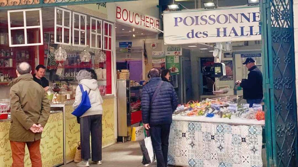 Marché de la viande et du poisson sur la place Clemenceau