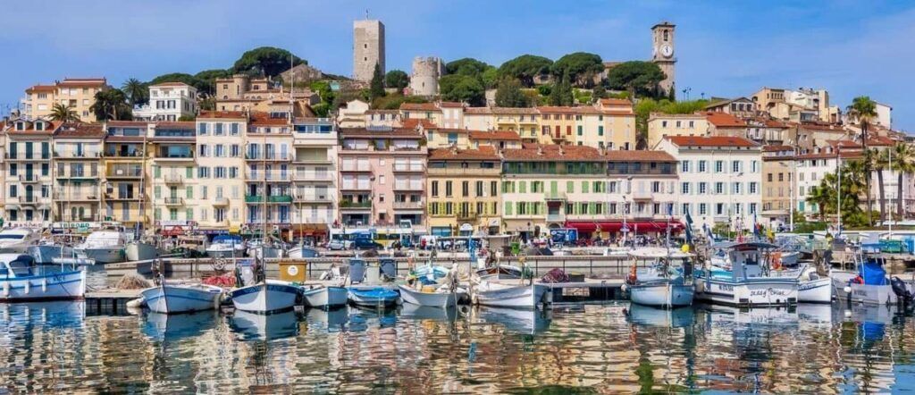 La partie la plus ancienne de Cannes - Le Suquet - s'élevant au-dessus du reste de la ville