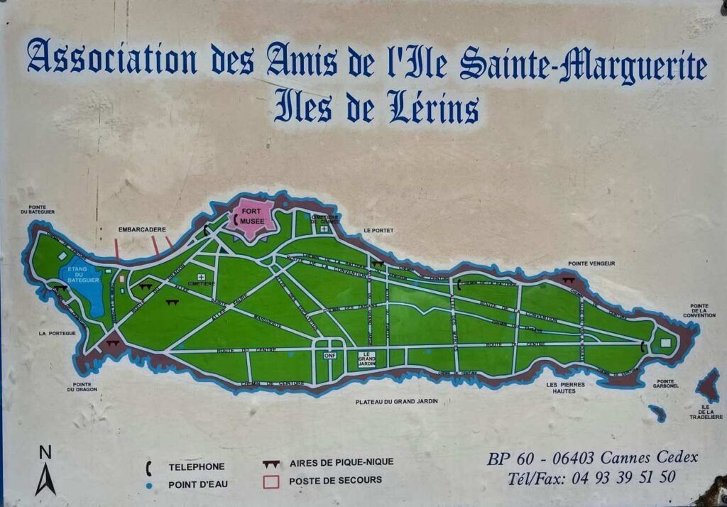 metalskilt der viser en oversigt over øen Saint Marguerite