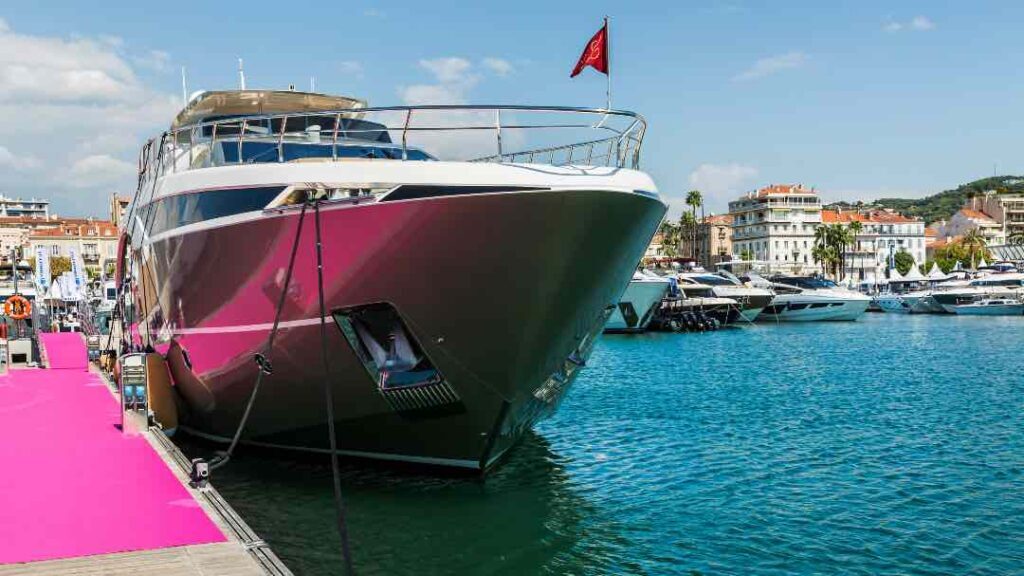 Yacht de luxe à Port Canto - © AdopePhoto