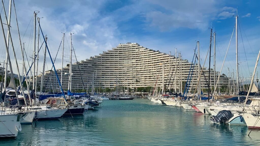 bâtiment pyramidal dans la Marina Baie des Anges à Villeneuve-Loubet