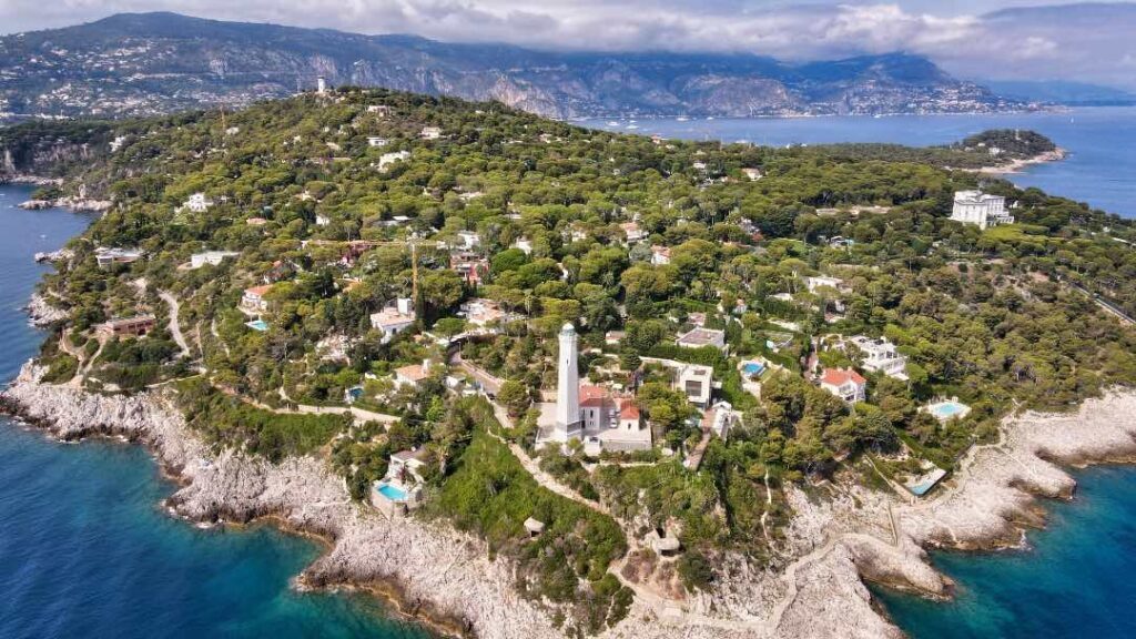 spidsen med fyrtårnet på halvøen Saint-Jean-Cap-Ferrat