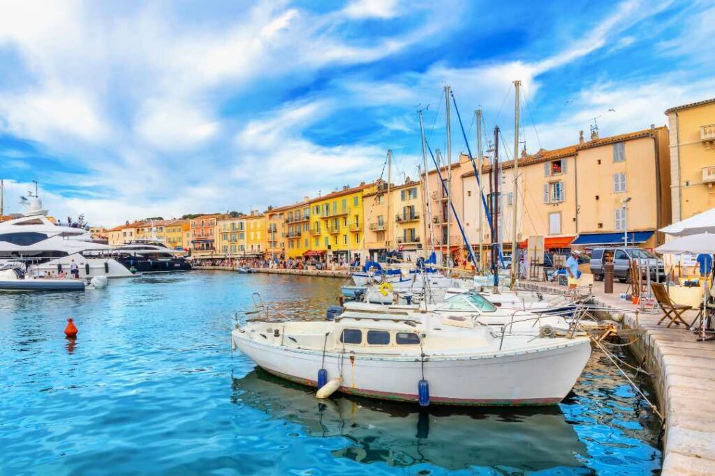 Havnen med skibe i Saint-Tropez