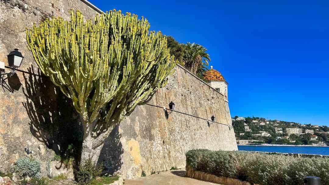 Le chemin autour de l’ancienne citadelle Villefranche