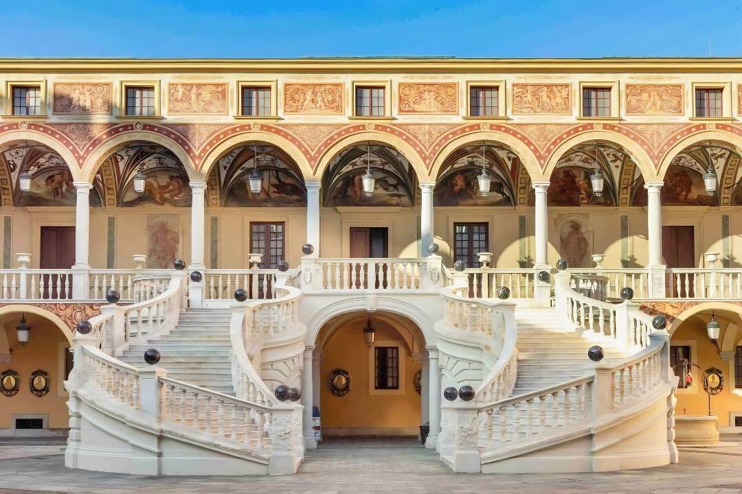 Escaliers dans la cour Palais Princier de Monaco