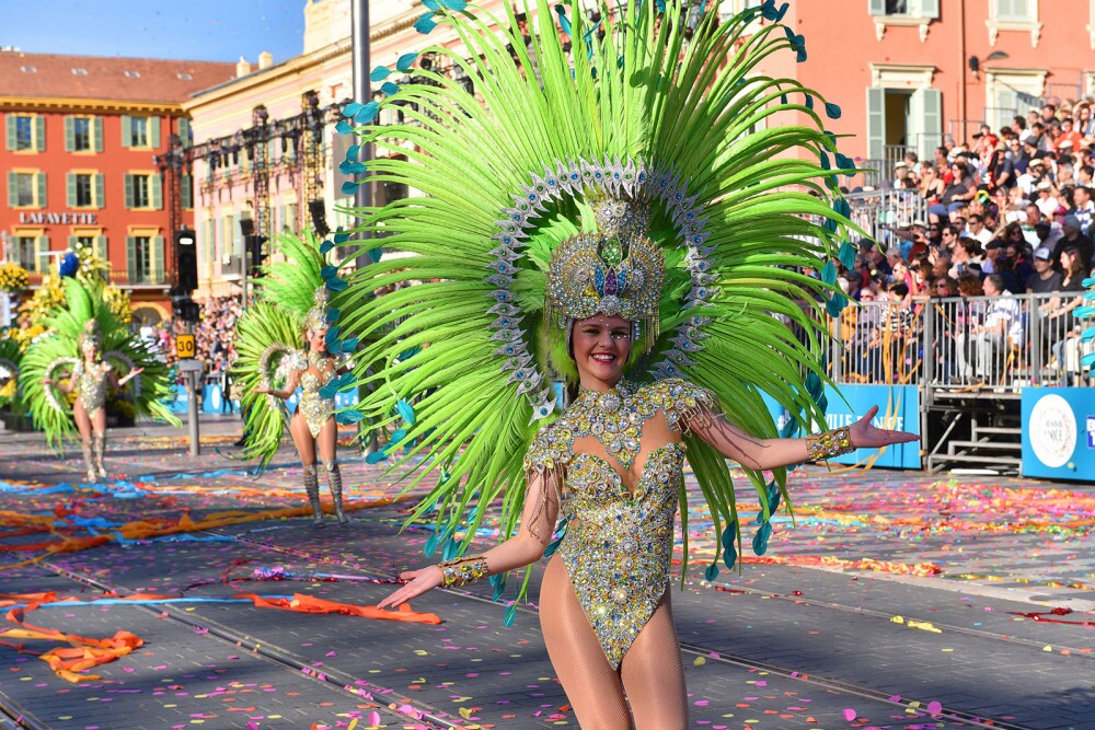 femme en costume vert pour le Carnaval de Nice