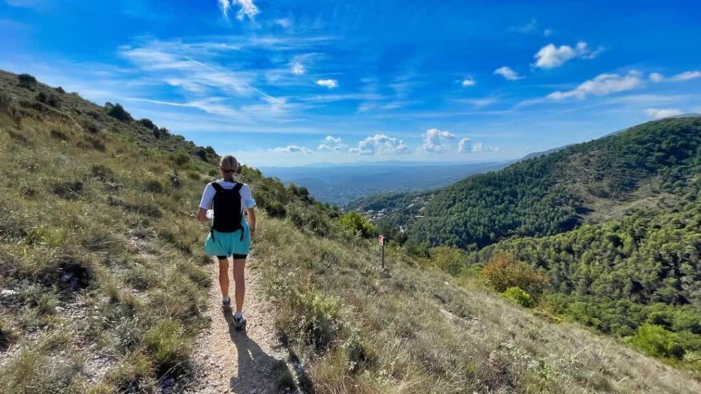 Der er en rigtig fin sti på vej op til Baous des Blancs ved Vence